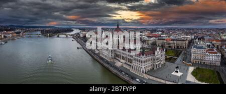 Budapest, Ungarn - Panorama-Drone-Blick auf das schöne ungarische Parlamentsgebäude mit Margaret Birdge und Insel, gelbe Straßenbahn, Sehenswürdigkeiten Stockfoto