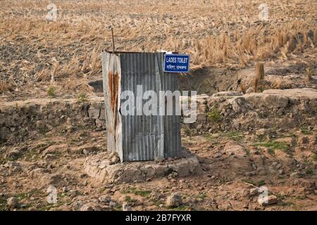 Eine Grubentoilette in einem ländlichen Dorf in Khulna, Bangladesch. Diese Toilette wurde von einer Dorfgemeinschaft in einem Reisfeld als Hauptlatrine gebaut. Stockfoto