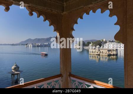 Blick auf den Pichola-See und den Lake Palace Udaipur Rajasthan Indien Stockfoto