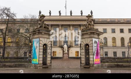 Blick auf das Eingangstor der Universität von Humboldt, unter den Linden in Berlin Mitte. Gleich nach dem Tor eine Statue von Humboldt. Stockfoto