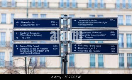 Wegweiser mit zahlreichen Touristenattraktionen/Reisezielen der deutschen Hauptstadt. Inkl. Pappel-Sightseeing-Spots wie Brandenburger Tor. Stockfoto