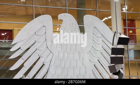 Nahaufnahme des traditionsreichsten deutschen Nationalsymbols: Der Adler. Statue auf dem Berliner Reichstag (Bundesadler). Im Plenarsaal. Stockfoto