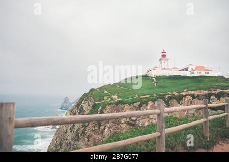 Schöne Aussicht auf Cabo da Roca Leuchtturm auf der Klippe in Colares, Portugal Stockfoto