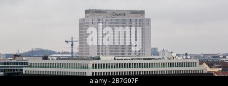 Panorama mit Charité / Charite Krankenhaus im Zentrum. Universitätskrankenhaus, das weltweit zu den besten medizinischen Instutionen gehört. Stockfoto