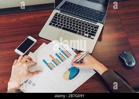 Business man schreibt auf Holztisch Notizpapier Stockfoto
