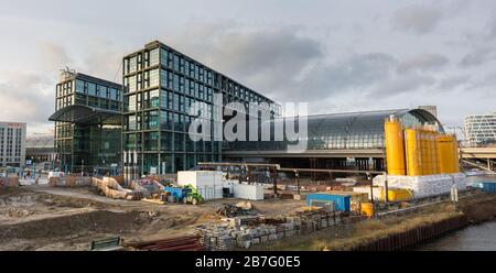 Baustelle vor dem Berliner Hauptbahnhof. Der Bahnhof wurde 2006 eingeweiht. Hauptsächlich von der Deutschen Bahn genutzt. Stockfoto