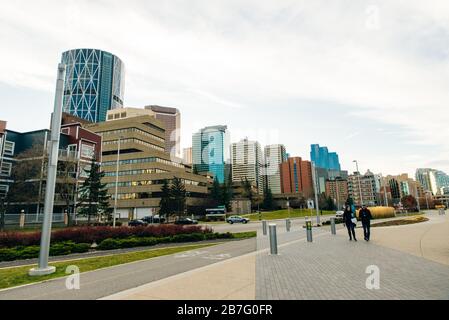 Moderne Aussicht auf die Innenstadt, in der Nähe des Parks. calgary, Kanada - oktober 2019 Stockfoto