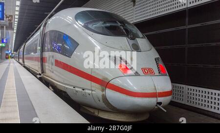 Blick auf einen Intercity Express (ICE)-Zug der dritten Generation. Am Berliner Hauptbahnhof stehen. Moderner, futuristischer Hochgeschwindigkeitszug. Stockfoto