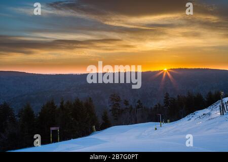 Wunderschöner farbenprächtiger Sonnenaufgang im Showshoe Mountain Resort in West Virginia Stockfoto