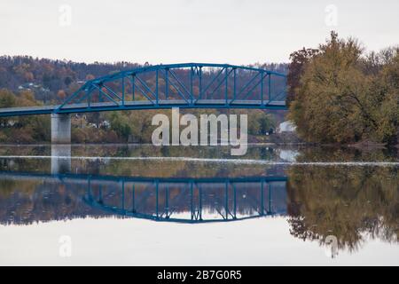Panoramaaufnahme der Albert Gallatin Memorial Bridge über den Monongahela River in Point Marion, PA Stockfoto