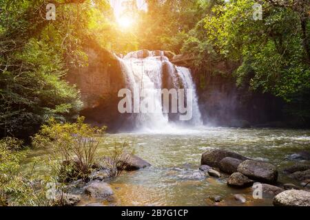 Erstaunlich schöne Wasserfälle im tiefen Wald am Haew Suwat Wasserfall im Nationalpark Khao Yai, Thailand Stockfoto