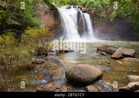 Erstaunlich schöne Wasserfälle im tiefen Wald am Haew Suwat Wasserfall im Nationalpark Khao Yai, Thailand Stockfoto