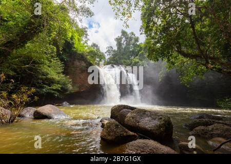 Erstaunlich schöne Wasserfälle im tiefen Wald am Haew Suwat Wasserfall im Nationalpark Khao Yai, Thailand Stockfoto