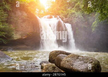 Erstaunlich schöne Wasserfälle im tiefen Wald am Haew Suwat Wasserfall im Nationalpark Khao Yai, Thailand Stockfoto