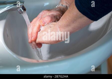 Köln, Deutschland. März 2020. Hygiene zur Bekämpfung des weltweiten Einsatzes von Coronavirus Credit: Dpa / Alamy Live News Stockfoto