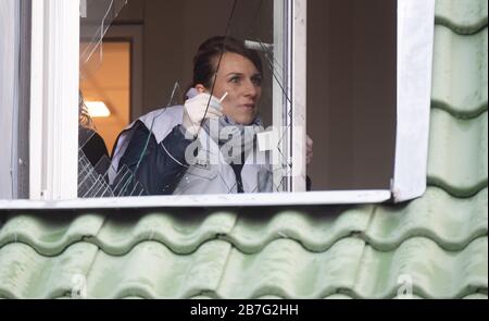 Hannover, Deutschland. März 2020. Margarita Kahlmeyer, Chefsuperintendentin der Polizei Hannover, sichert nach einem Einbruch Spuren auf einer zerbrochenen Fensterscheibe. Der langjährige Ermittlungsdienst ist für die zentrale Erfassung des Tatherds und die Sicherung von Beweisen bei Einbrüchen, Diebstahl, Raub und Ermittlungen zur Todesursache verantwortlich. Credit: Julian Stratenschulte / dpa / Alamy Live News Stockfoto