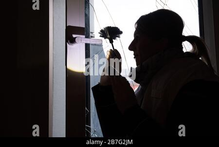 Hannover, Deutschland. März 2020. Margarita Kahlmeyer, Chefsuperintendentin der Polizei Hannover, sichert nach einem Einbruch Spuren auf einer zerbrochenen Fensterscheibe. Der langjährige Ermittlungsdienst ist für die zentrale Erfassung des Tatherds und die Sicherung von Beweisen bei Einbrüchen, Diebstahl, Raub und Ermittlungen zur Todesursache verantwortlich. Credit: Julian Stratenschulte / dpa / Alamy Live News Stockfoto