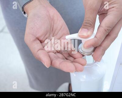 Handpumpe mit Spiritushandschiebepumpe aus Kunststoff mit Spiritushandgel. Handdesinfektionsmittel Reinigen Gelalkohol Reiben. Stockfoto