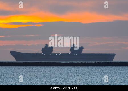 Weymouth, Dorset, Großbritannien. März 2020. Wetter in Großbritannien. Britains neuester Flugzeugträger "HMS Prince of Wales" ankerte bei Sonnenaufgang in der Weymouth Bay in Dorset. Bildnachweis: Graham Hunt/Alamy Live News Stockfoto