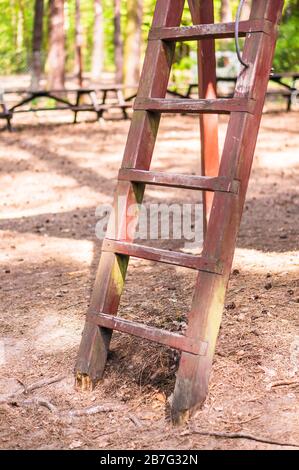 Vertikale Aufnahme einer alten rostigen Leiter mit einem verschwommen Hintergrund Stockfoto