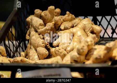 Ingwerwurzel in einem Korb. Ingwer auf dem Markt zu wählen. Gewürzkauf. Stockfoto