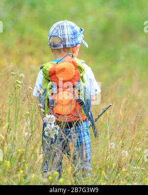 Cute little boy, eine Wanderung in der Natur des Alpenvorlandes in der Nähe von Sulzberg in Westösterreich Stockfoto