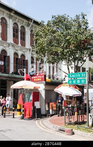 Singapur - 5. Juli 2019: Touristen kaufen in der Smith Street in Chinatown. Dies ist eine der Hauptstraßen der Gegend. Stockfoto