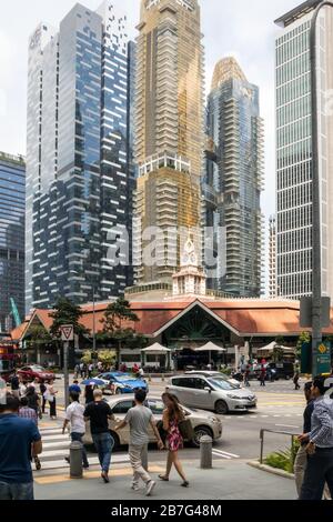 Singapur - 5. Juli 2019: Lebensmittelplatz Lau PA Sat, umgeben von Wolkenkratzern. Das Gebäude stammt aus viktorianischer Zeit. Stockfoto