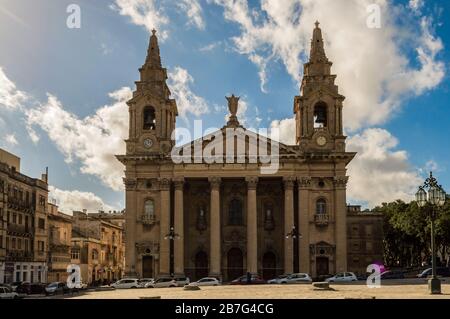 St. Publius Cathedral Church oder Floriana Parish Church mit neoklassizistischem Portikus und Glockentürmen, Malta Stockfoto