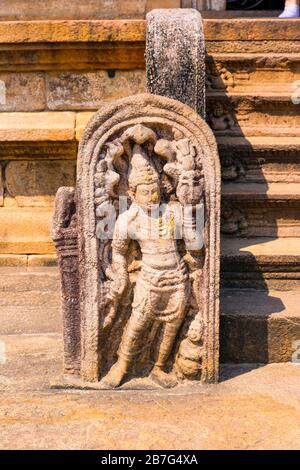 Sri Lanka Anuradhapura Isurumuni Rock Temple Kloster 3 BC gebaut König Devanampiya Tissa heiligen Schrein Stein Schnitzerei Skulptur Wache Steinfigur Stockfoto