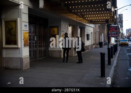 New York, USA. März 2020. Fußgänger sehen in die Kinokiste im Richard Rodgers Theatre in New York, den Vereinigten Staaten, 15. März 2020. Wegen Bedenken wegen der Verbreitung von COVID-19 wurden viele öffentliche Plätze in der Stadt vorsorglich geschlossen. Gutschrift: Michael Nagle/Xinhua/Alamy Live News Stockfoto