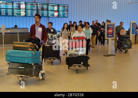 Los Angeles, USA. März 2020. Internationale Reisende kommen am Sonntag, den 15. März 2020, am internationalen Flughafen von Los Angeles an. Die im Bradley Terminal befindlichen Stationen wurden am Sonntag, den 15. März, entfernt. Es herrschte am Samstag Chaos in den internationalen Ankunftshallen auf Flughäfen in den Vereinigten Staaten, da Präsident Donald Trumps eilig angeordnetes europäisches Reiseverbot in Kraft trat und Passagiere gezwungen waren, lange Wartezeiten in überfüllten Räumen zu überstehen. Credit: UPI/Alamy Live News Stockfoto