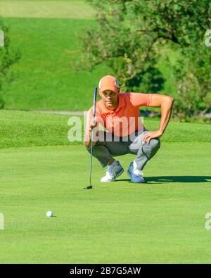 Junger Mann, der an einem sonnigen Tag im bayerischen Allgäuer bei Kempten Golf spielt Stockfoto