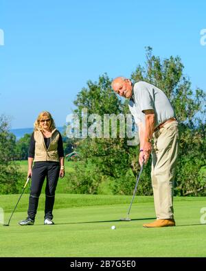 Golf an einem sonnigen Tag im bayerischen Allgäu in der Nähe von Kempten Stockfoto