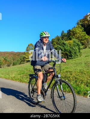 Senior macht eine Radtour in Trugzeit Stockfoto