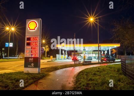 Tankstelle und nachts lagern. Stockfoto