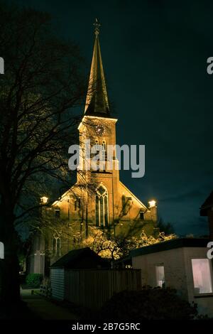 Die katholische Kirche in der Stadt Waddinxveen, in der Nähe von Gouda, Niederlande, wird nachts beleuchtet.