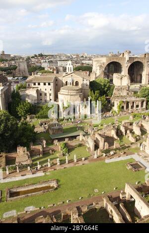 Der peristyle Gartenhof des Hauses der Vestalvirgen (Atrium Vestae) mit einem Doppelpool im Forum Romanum bei Sonnenuntergang in Rom, Italien Stockfoto