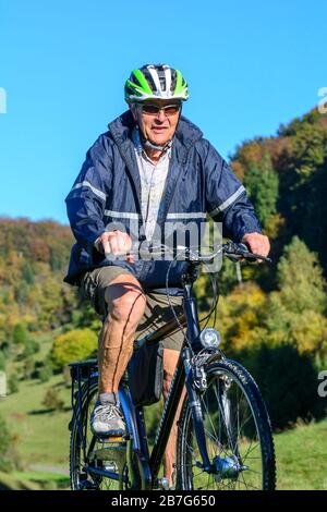 Senior macht eine Radtour in Trugzeit Stockfoto