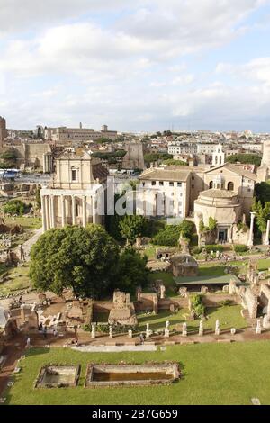 Der peristyle Gartenhof des Hauses der Vestalvirgen (Atrium Vestae) mit einem Doppelpool im Forum Romanum bei Sonnenuntergang in Rom, Italien Stockfoto