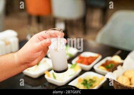 Traditionelles türkisches Alkoholgetränk Raki Stockfoto