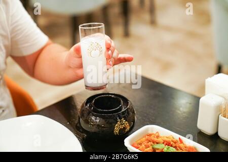 Traditionelles türkisches Alkoholgetränk Raki Stockfoto