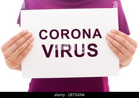 Mädchen, die ein weißes Blatt Papier mit Text Corona Virus halten Stockfoto