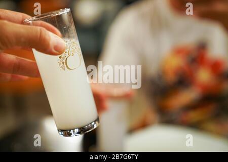 Traditionelles türkisches Alkoholgetränk Raki Stockfoto