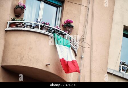 Rom, Coronavirus. Flash Mob Inno d'Italia auf der Piazza Melozzo da Forli '. Stockfoto