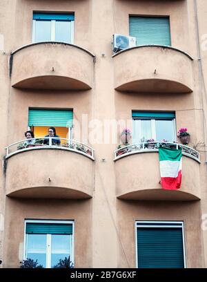 Rom, Coronavirus. Flash Mob Inno d'Italia auf der Piazza Melozzo da Forli '. Stockfoto