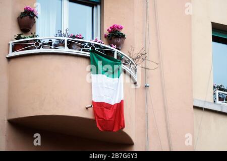 Rom, Coronavirus. Flash Mob Inno d'Italia auf der Piazza Melozzo da Forli '. Stockfoto