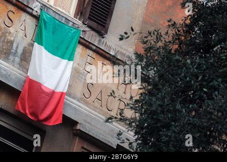 Rom, Coronavirus. Flash Mob Inno d'Italia auf der Piazza Melozzo da Forli '. Stockfoto