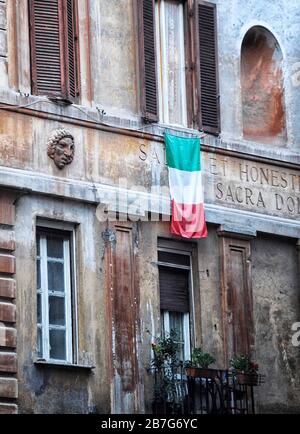 Rom, Coronavirus. Flash Mob Inno d'Italia auf der Piazza Melozzo da Forli '. Stockfoto