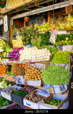 Südasien Sri Lanka Kandy Singhala Central Province alte Hauptstadt Essen Municipal Central Market frisches tropisches Gemüse Schuppen Gurken Bohnen Stockfoto